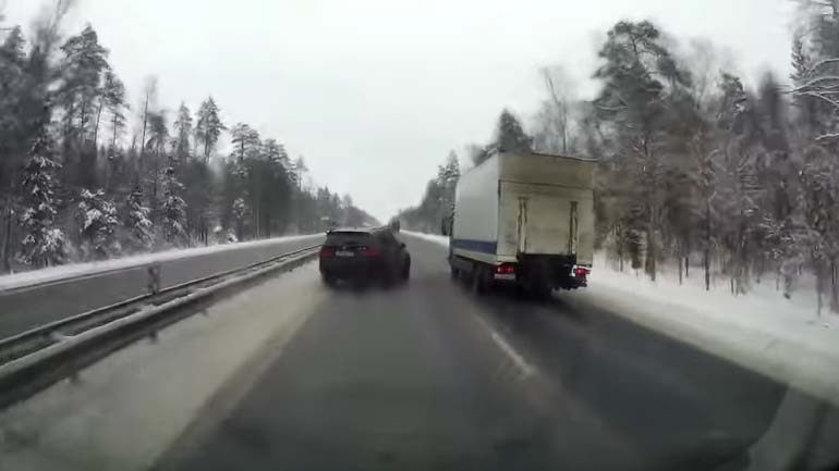 Τον πέταξε εκτός δρόμου και τώρα θα τον πληρώσει! Τον πέταξε εκτός δρόμου και τώρα θα τον πληρώσει!